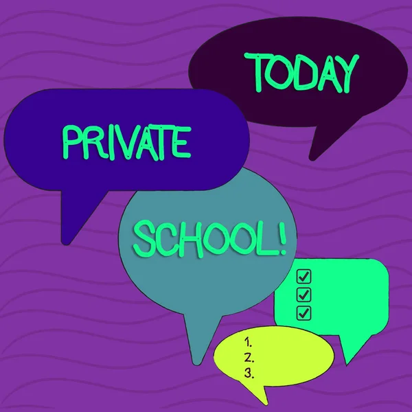 Conceptuele hand schrijven toont privé school. Zakelijke foto tekst een onafhankelijke school ondersteund volledig door de betaling van vergoedingen speech bubble in verschillende maten en schaduwgroep discussie. — Stockfoto