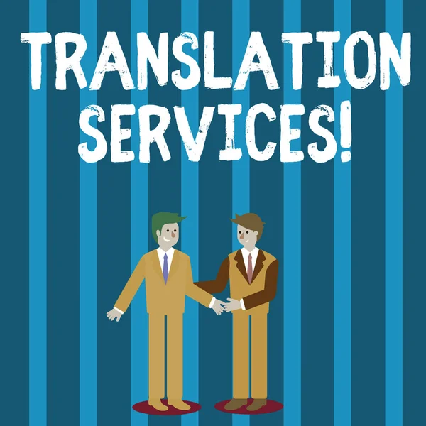 Μεταφραστικές υπηρεσίες κειμένου λέξεων. Επιχειρηματική ιδέα για την οργάνωση που παρέχει δείχνει να μεταφράσει την ομιλία Δύο επιχειρηματίες στέκεται, χαμογελώντας και χαιρετώντας ο ένας τον άλλον με χειραψία. — Φωτογραφία Αρχείου