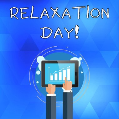 El yazısı metin yazma Gevşeme Günü. Akıllı Telefon Ekranında Bar Hattı Grafiğine Dikkat Çeken İşadamı El Değdirme sizi sakin ve daha az endişeli hale getiren hoş etkinlik anlamına gelen konsept.