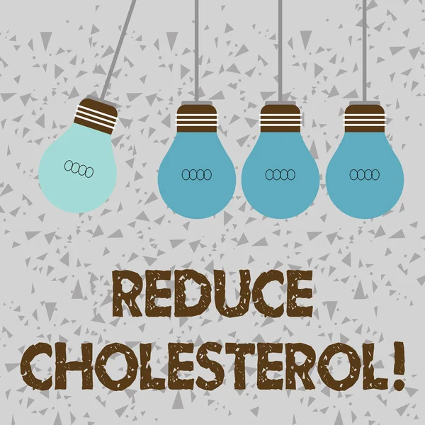 Wortschreibtext senkt den Cholesterinspiegel. Geschäftskonzept zur Verringerung der Aufnahme gesättigter Fettsäuren in der Diätfarbe Glühbirne hängen mit einem anderen Farbton Glühbirne. — Stockfoto