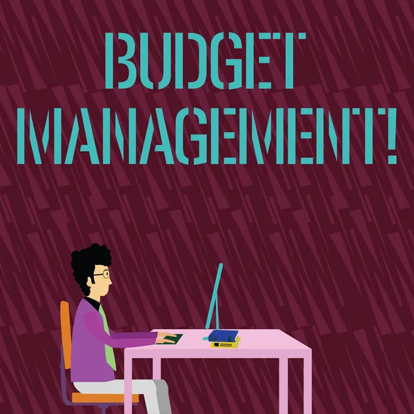 Znak tekstowy przedstawiający zarządzanie budżetem. Koncepcyjne zdjęcie projektowanie i realizacja procesów budżetowych demonstracji biznesmen siedzi prosto na krzesło praca na komputerze i książek na stole. — Zdjęcie stockowe