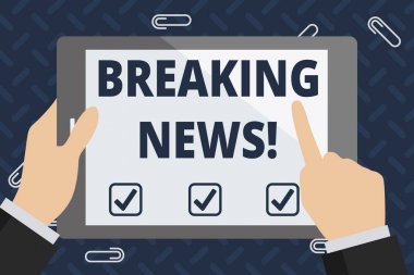 Son Dakika Haberleri'ni gösteren bir metin işareti. Kavramsal fotoğraf Yeni bir olay hakkında bilgi aldı ve şu anda meydana gelen İşadamı El Tutma, İşaret leme ve Renkli Tablet Boş Ekran Dokunmadan.