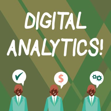 Kelime yazma metni Dijital Analitik. Nitel ve nicel veri analizi için iş konsepti İş adamlarının her birinin optimizasyon Maliyet Simgeleri ile kendi Konuşma Baloncukları vardır.