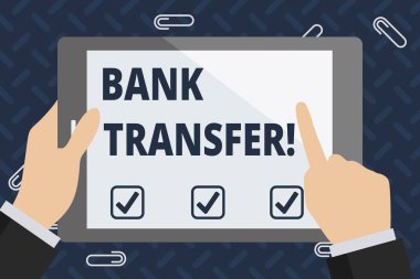 Banka Havalesi'ni gösteren metin işareti. Para bir banka hesabından başka bir İşadamı El Tutma, İşaret leme ve Renkli Tablet Boş Ekrandokunmak için gönderildiğinde kavramsal fotoğraf.