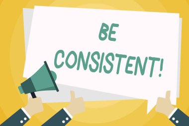 Tutarlı Olun'u gösteren metin işareti. Kavramsal fotoğraf her zaman davranan ya da benzer bir olumlu şekilde oluyor El Holding Megafon ve Metin Balon ile Diğer İki Gesturing Thumbs Up.