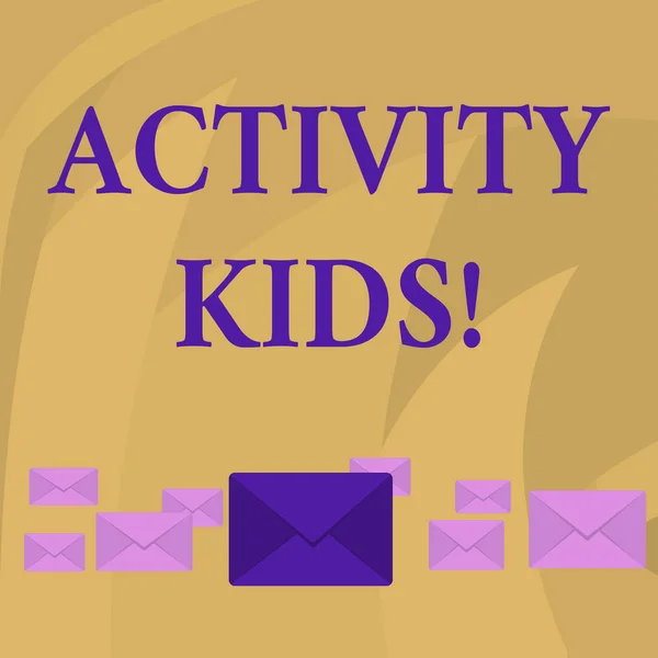 Woord schrijven tekst Activiteit Kids. Zakelijk concept voor de vorm van georganiseerde begeleide vaak buitenschoolse recreatie Pastel Color Closed Enveloppen in verschillende maten met grote in het midden. — Stockfoto