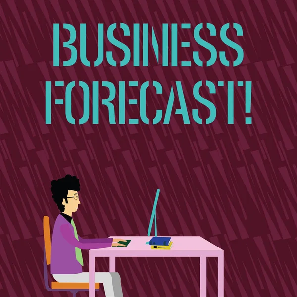 Znak tekstowy przedstawiający prognozę biznesową. Koncepcyjny szacunek zdjęcia lub przewidywania przyszłych zmian w biznesie biznesmen siedzący prosto na krześle praca na komputerze i książki na stole. — Zdjęcie stockowe