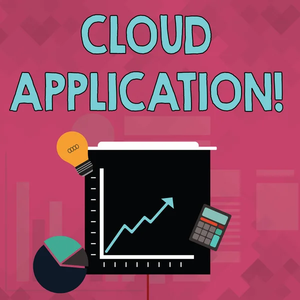 Texto para escrita de palavras Cloud Application. Conceito de negócio para o programa de software onde a computação em nuvem funciona Ícones de investimento de torta e gráfico de linha com seta indo para cima, Bulbo, Calculadora . — Fotografia de Stock