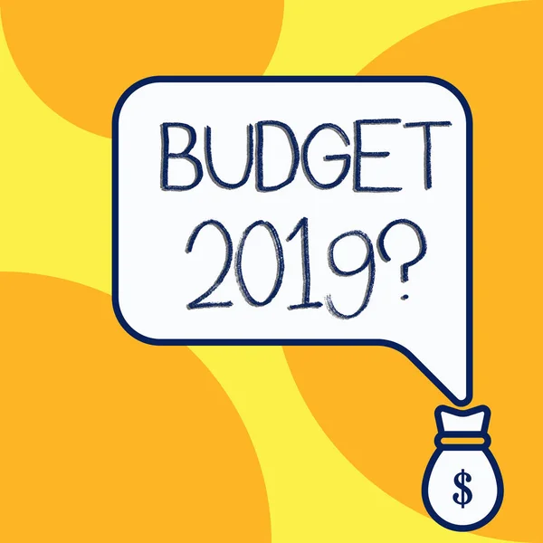 Escritura a mano redacción de texto Presupuesto 2019 Pregunta. Concepto que significa estimación de ingresos y gastos para el próximo año . — Foto de Stock