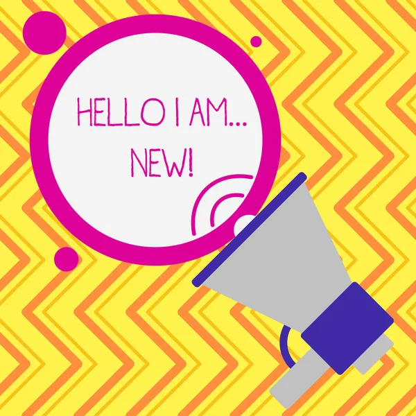 Escribiendo nota que muestra Hello I Am New. Exhibición de fotos de negocios utilizada como saludo o para iniciar una conversación telefónica . —  Fotos de Stock