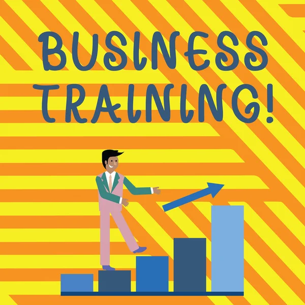 Word Writing Text Business Training. Geschäftskonzept zur Verbesserung der Kenntnisse und Fähigkeiten der Belegschaft lächelnder Geschäftsmann klettert bunte Balkendiagramm nach einem Pfeil nach oben. — Stockfoto