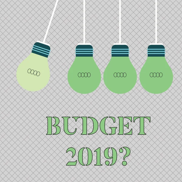 Χειρόγραφο κείμενο γράφοντας προϋπολογισμός 2019 ερώτηση. Concept έννοια εκτίμηση του εισοδήματος και των δαπανών για το επόμενο έτος χρώμα λαμπτήρα κρεμαστά λάμπα κρέμεται με ένα διαφορετικό λάμπα σκιά. — Φωτογραφία Αρχείου