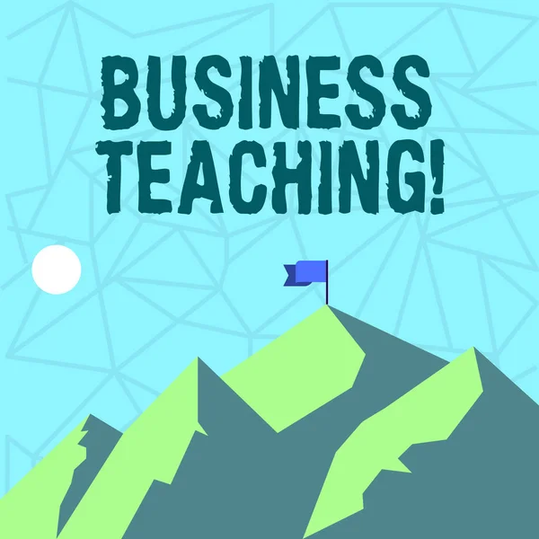 Nota di scrittura che mostra Business Teaching. Foto aziendale che mostra l'insegnamento delle competenze e del funzionamento dell'industria del business Montagne con l'ombra che indica l'ora del giorno e la bandiera . — Foto Stock