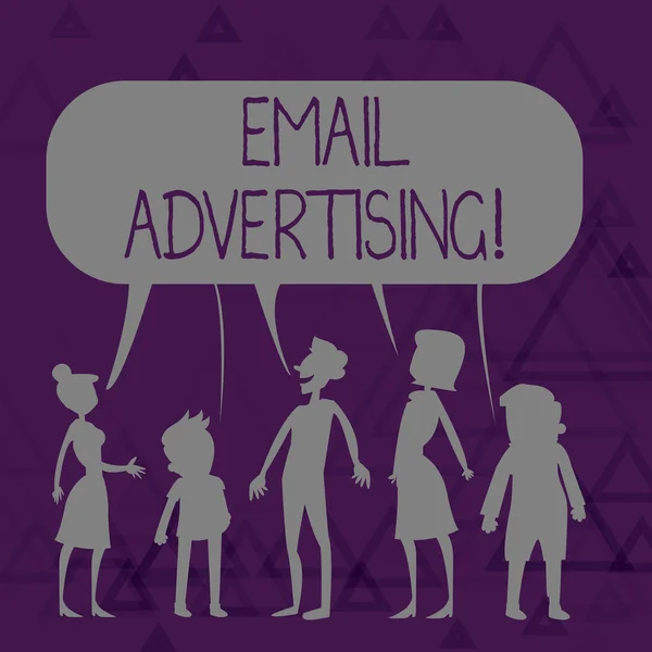 Schreiben einer Notiz, die E-Mail-Werbung zeigt. Business-Foto präsentiert Akt des Sendens einer kommerziellen Botschaft an Marktfigur von Menschen sprechen und teilen bunte Sprechblase. — Stockfoto