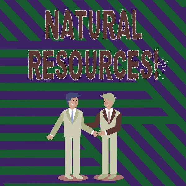 Kézírás szöveg írás természetes források. Koncepció értelmében anyagok fordulnak elő a természetben, és használják a gazdasági nyereség két üzletember állás, mosolyogva és üdvözlés egymást kézfogás. — Stock Fotó