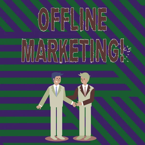 Handgeschreven tekst die offline marketing schrijft. Concept betekenis reclamestrategie gepubliceerd buiten het Internet twee zakenlieden staand, glimlachend en groet elkaar door handshaking. — Stockfoto