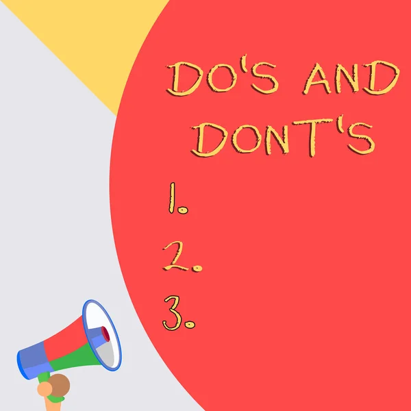 単語の書き込みテキスト Do S Is と Dont S Is. いくつかの活動に関するルールや習慣を助言するためのビジネスコンセプト. — ストック写真