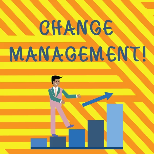 Tekst schrijven Change Management. Zakelijk concept voor systematische aanpak van de overgang Glimlachende zakenman Klimmen Kleurrijke Bar Grafiek Na een pijl omhoog. — Stockfoto