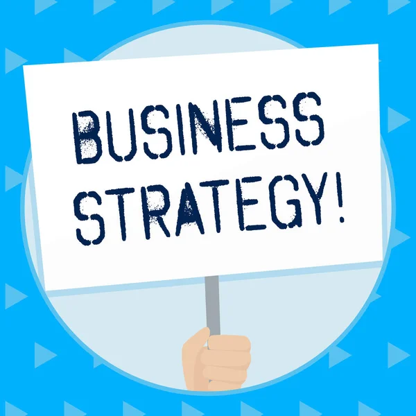 Word Writing Text Business Strategy. Businesskonzept für den Arbeitsplan eines Unternehmens zur Erreichung seiner Vision Hand hält leere weiße Plakat durch Griff für das soziale Bewusstsein unterstützt. — Stockfoto