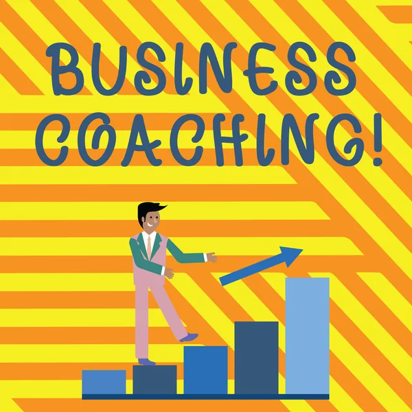 Texto de escritura de palabras Business Coaching. Concepto de negocio para proporcionar apoyo y asesoramiento ocasional a un individuo Sonriente Empresario Escalada Colorida Barra Gráfico Siguiendo una Flecha Subiendo . —  Fotos de Stock