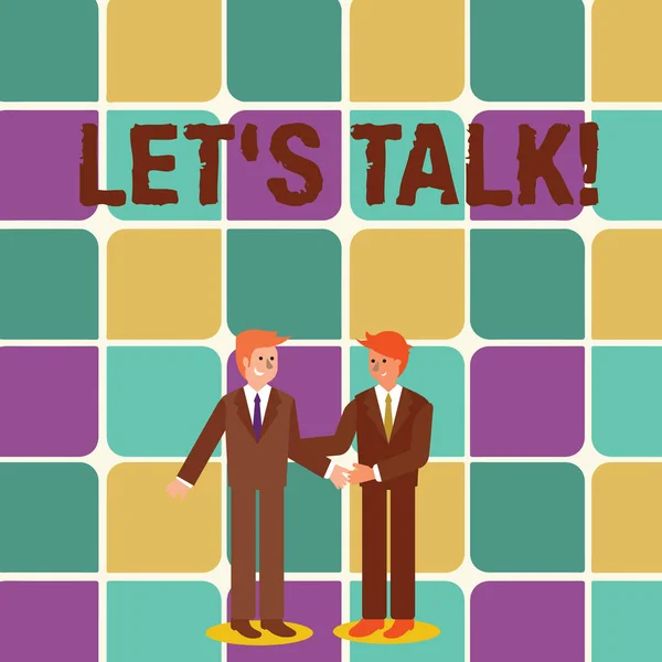 Znak tekstowy przedstawiający Let S Talk. Koncepcyjne zdjęcie proponują rozpoczęcie rozmowy na konkretny temat dwa biznesmeni stojący, uśmiechnięty i powitanie siebie przez Handshake. — Zdjęcie stockowe
