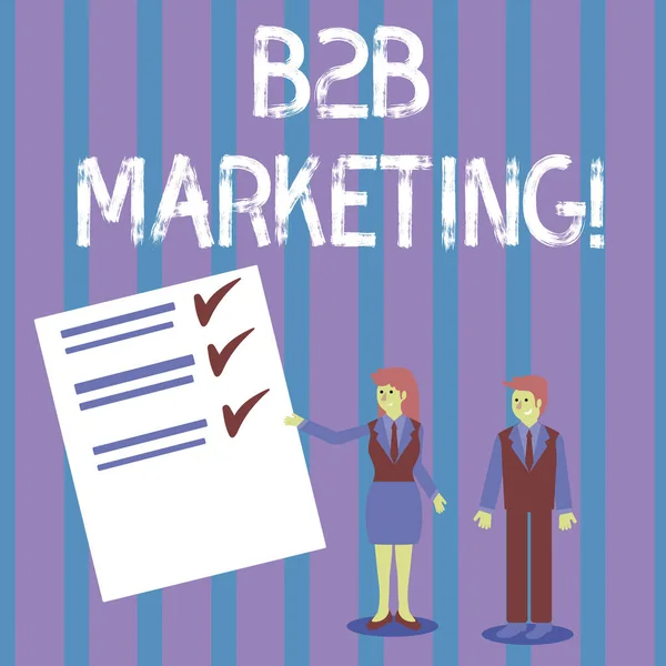 显示 B2b 市场营销的概念手写。向企业或其他组织展示产品营销的商业照片，男人和女人在纸面上展示检查和行报告. — 图库照片