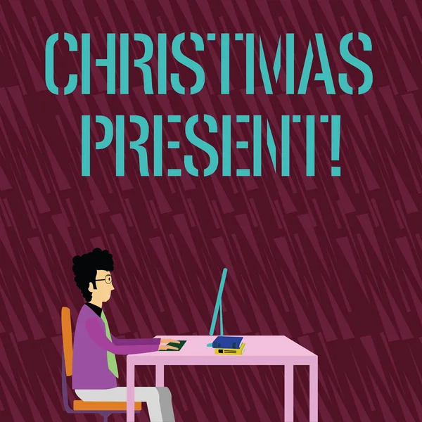 Πινακίδα κειμένου που δείχνει χριστουγεννιάτικο δώρο. Εννοιολογική φωτογραφία που παρουσιάζεται ως δώρο που δίνεται στον εορτασμό των Χριστουγέννων επιχειρηματίας καθισμένος ευθεία στην καρέκλα εργασίας στον υπολογιστή και τα βιβλία στο τραπέζι. — Φωτογραφία Αρχείου