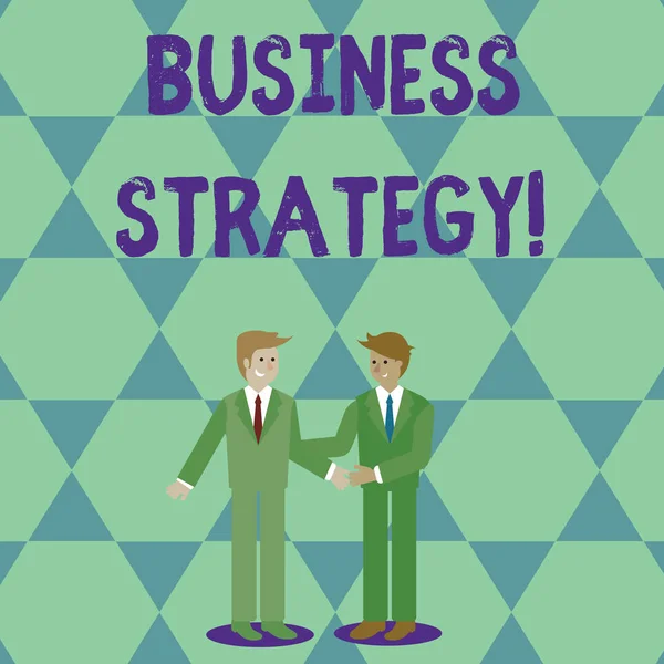 Kézírásszöveg üzleti stratégia. Koncepció jelentése munkaterv egy üzleti elérése érdekében a látás két üzletember állva, mosolyogva és üdvözlés egymást kézfogás. — Stock Fotó