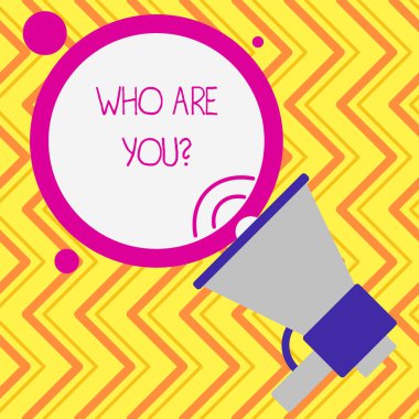 Kimsiniz sorusunu gösteren not yazma. Kimlik veya gösteren bilgileri soran iş fotoğrafı.