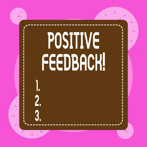 Conceptueel handschrift dat positieve feedback weergeeft. Zakelijke fotopresentatie van goede en geweldige commentaren afkomstig van tevreden klanten. — Stockfoto