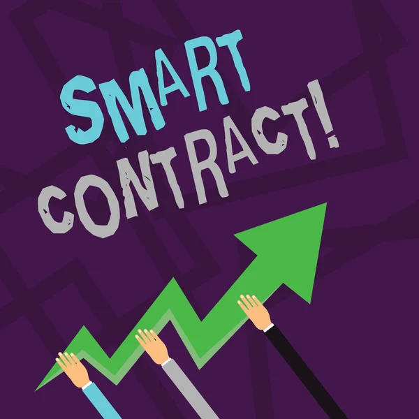 Signo de texto que muestra Smart Contract. Foto conceptual del protocolo de computadora que se ejecuta en la parte superior de una cadena de bloques Tres manos sosteniendo colorido Zigzag Lightning Arrow Apinting and Going Up . — Foto de Stock