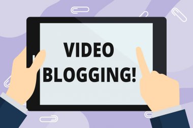 El yazısı metin yazma Video Bloglama. Orta video Web televizyon El Tutma Dokunmadan Dokunmadan Boş Dikdörtgen Renkli Tablet Beyaz Ekran olduğu için blog un kavram anlamı formu.