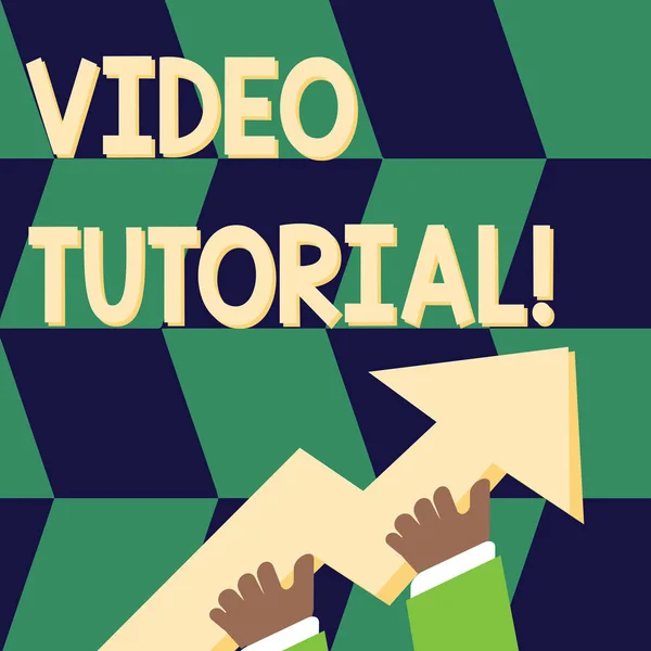 Schrijfbriefje met Video Tutorial. Zakelijke foto presentatie methode van overdracht van kennis door middel van audiovisuele clips foto van Hand Holding Kleurrijke Enorme 3d pijl Pointing en Going Up. — Stockfoto