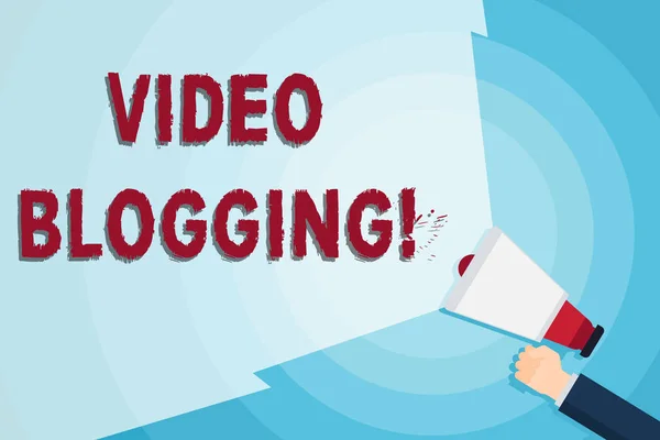 Word menulis teks Video Blogging. Konsep bisnis untuk bentuk blog yang medianya adalah televisi web video Hand Holding Megaphone dengan Blank Wide Beam untuk Memperluas Jangkauan Volume . — Stok Foto