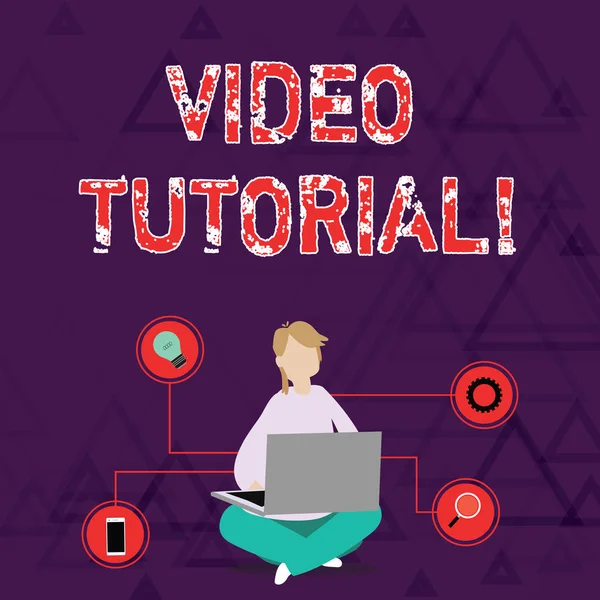 Konzeptionelle Handschrift mit Video-Tutorial. Business-Foto präsentiert Methode der Wissensvermittlung durch audiovisuelle Clips Frau sitzt mit gekreuzten Beinen auf dem Boden und blättert im Laptop. — Stockfoto