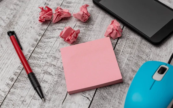 Abundante de artigos de papelaria mais folha de papel nota em branco na mesa de madeira. Mesa de madeira com equipamentos de escrita e sucata. Ideia criativa sobre a organização do espaço de trabalho — Fotografia de Stock