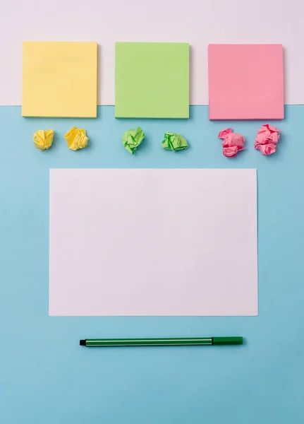 Anote os papéis e a caneta acima do fundo colorido. Cor pastel estacionária colocada no topo da superfície de tons suaves. Maneira artística na organização plana coloca a fotografia — Fotografia de Stock