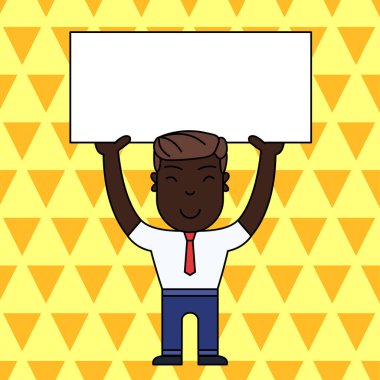 Resmi Kıyafetlerle Gülümseyen Genç Erkek Ayakta Duruyor ve İki Eliyle Büyük Boş Pankart ı Tutarak. Duyurular ve Promosyonlar için Yaratıcı Arka Plan Alanı