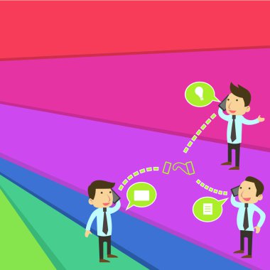 Mobil Cihazlar Tutan ve Yeni Kavramlar ve Fikirler Tartışmak ve Güvenli İyi Pazarlık veya Çözüm Bul Canlı Konferans Çağrı Konuşma sahip Üç Genç İş İnsanlar.