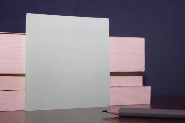 Feche três tamanhos diferentes de madeira retângulos caixas com um lápis de pé de papel colorido. Anúncios de design futurista, marketing, vendas . — Fotografia de Stock