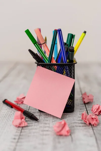 Abundante de artigos de papelaria mais folhas de papel em branco na mesa de madeira. Mesa de madeira com equipamentos de escrita e sucata. Ideia criativa sobre a organização do espaço de trabalho — Fotografia de Stock