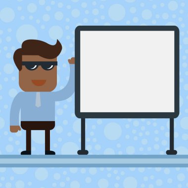 Gülşen İşadamı veya Ofis Çalışanı Güneş Gözlüğü ve Kravat Ayakta Boş Beyaz Tahta Yanında Stand onun Sol Eli İş Toplantısı veya Sunum Kaldırdı ile Ayakta