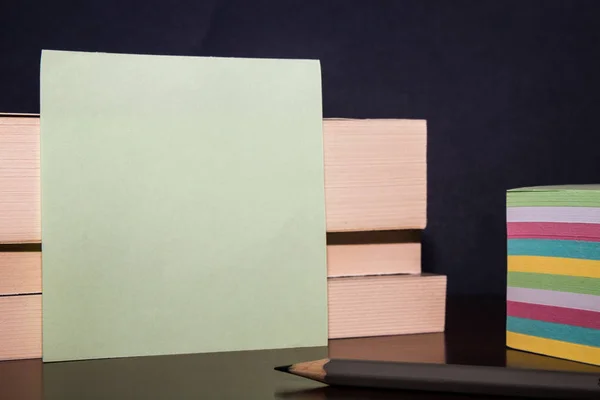 Feche três tamanhos diferentes de madeira retângulo caixas de papel de pé folha lápis colorido pilha de papel. Anúncios de design futurista, vendas de marketing — Fotografia de Stock