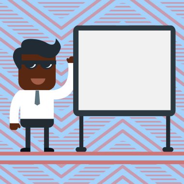 Gülşen İşadamı veya Ofis Çalışanı Güneş Gözlüğü ve Kravat Ayakta Boş Beyaz Tahta Yanında Stand onun Sol Eli İş Toplantısı veya Sunum Kaldırdı ile Ayakta