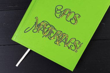 Pos Materyallerini gösteren kavramsal el yazısı. Bir ödeme sayacının yanında bulunan özel promosyon biçimini sergileyen İş fotoğrafı.