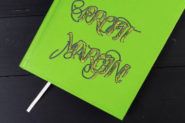 Kar Marjını gösteren kavramsal el yazısı. Satışlardan elde edilen gelirin bir işletmedeki maliyetleri aştığı iş fotoğrafı.