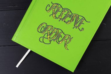 Sipariş Al'ı gösteren kavramsal el yazısı. Belirtilen koşullar altında teslim edilen ve mal veya hizmet alan iş fotoğrafı.