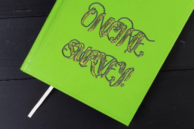 Online Anket gösteren kavramsal el yazısı. İnternet üzerinden yapılan değerlendirme türü vitrine Iş fotoğraf.