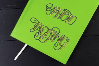 Fotoğraf Etiketlemegösteren kavramsal el yazısı. Sosyal medyada paylaştığınız fotoğrafta bir kişinin kimliğini gösteren iş fotoğrafı.