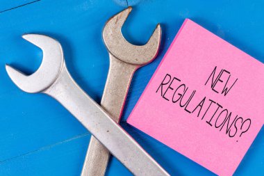 Yeni Yönetmelik Sorusu 'nu gösteren kavramsal el yazısı. İş fotoğrafı kuralları hükümetin düzen denetimini bir şey yapma şekline getirdi.